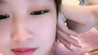 温柔娇羞小姐姐，笑起来特别甜