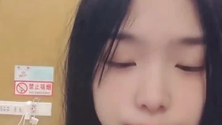 酥酥好痒！极品尤物唇钉妹！脱下内裤揉搓嫩穴，丝袜撕裆，看的炮友要来一发，骑乘位爆操流出白浆