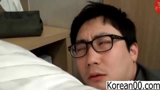 高清近距离观看学生的大阴茎在手的帮助下射精