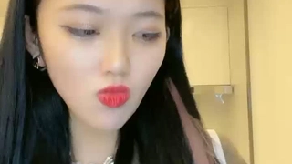 [在线]天然大奶艺校漂亮高挑长发美女自家客厅慢慢脱衣走秀 不多说了 秒懂下吧