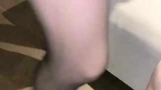 足浴店老板娘的黑丝袜都被操破了，这个小伙子太猛了